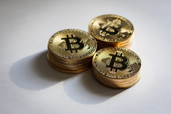 换算货币指南主笔陈默在书桌前核对多币种牌价对照表的侧影，桌上散落着打印的银行费率说明与一支红笔，午后光线斜照，气氛沉静专注